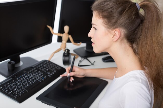 Jak prawidłowo pracować przy komputerze, by uniknąć bólu pleców?