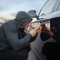 Jak zabezpieczyć auto przed kradzieżą, gdy nie masz własnego garażu?