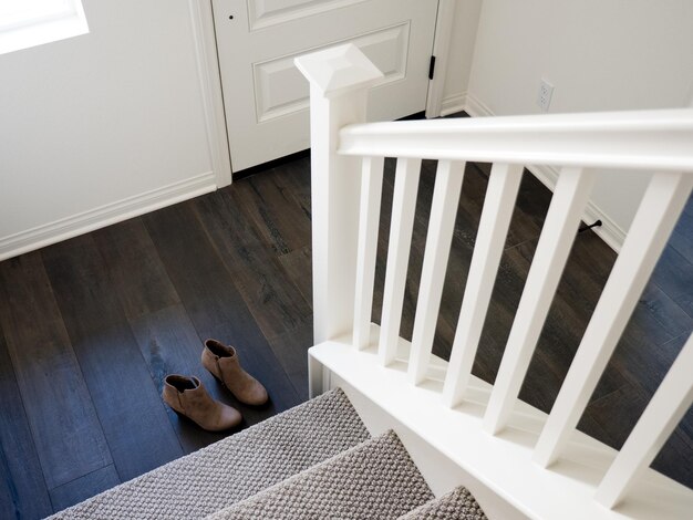 Jak zabezpieczyć schody bez balustrady w domowych warunkach?