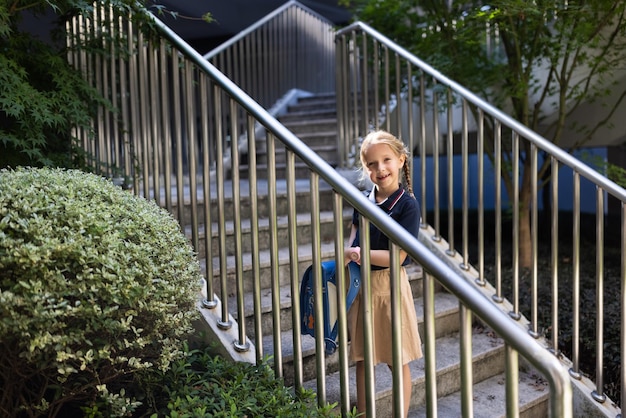 Jaka bramka na schody sprawdzi się w domu z małym dzieckiem?