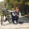 Czy dziecko może jechać rowerem po chodniku?