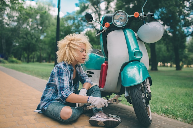 Czy dziecko można wozić na skuterze?