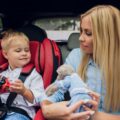 Do kiedy dziecko siedzi w foteliku samochodowym?