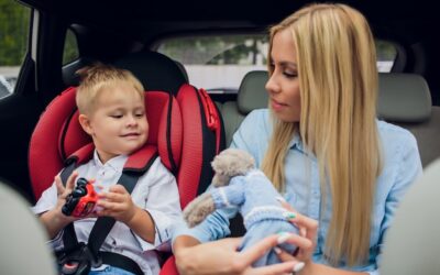 Do kiedy dziecko siedzi w foteliku samochodowym?