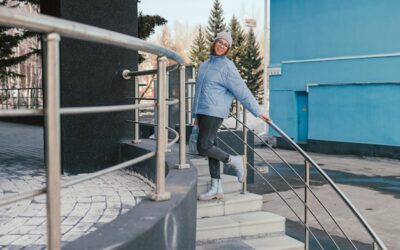 Jaka barierka zabezpieczająca na schody sprawdzi się w domu z małym dzieckiem?