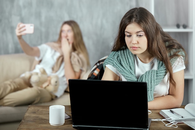 Jakie są zasady bezpiecznego korzystania z internetu na co dzień?