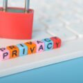 Privacy by default co to znaczy w praktyce?