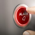 Ciągły alarm co oznacza i kiedy powinien niepokoić?