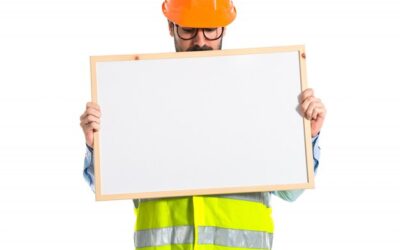 Co zawiera tablica informacyjna na budowie i dlaczego jest tak ważna?