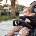 Jak długo dziecko jeździ w foteliku i od czego to zależy?