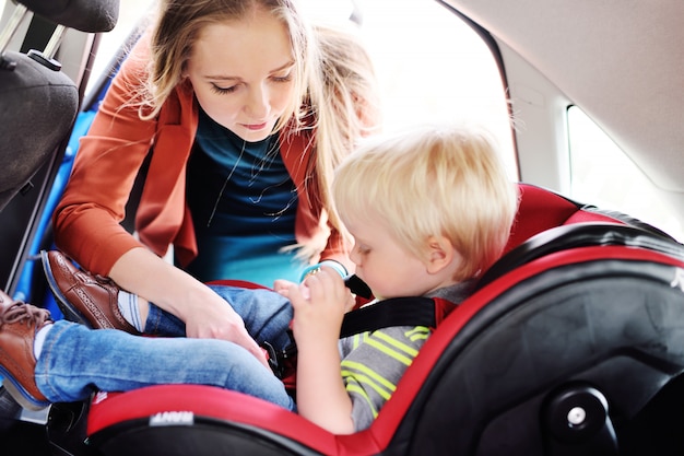 Jak przewozić dziecko w foteliku, by zadbać o jego bezpieczeństwo?