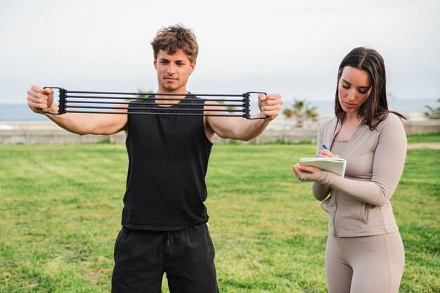 Jak wygląda trening z trenerem personalnym na siłowni?