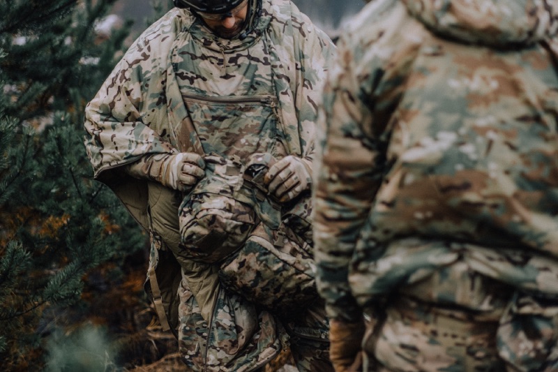 Poncho przeciwdeszczowe – dlaczego to wciąż najskuteczniejsza ochrona w terenie?