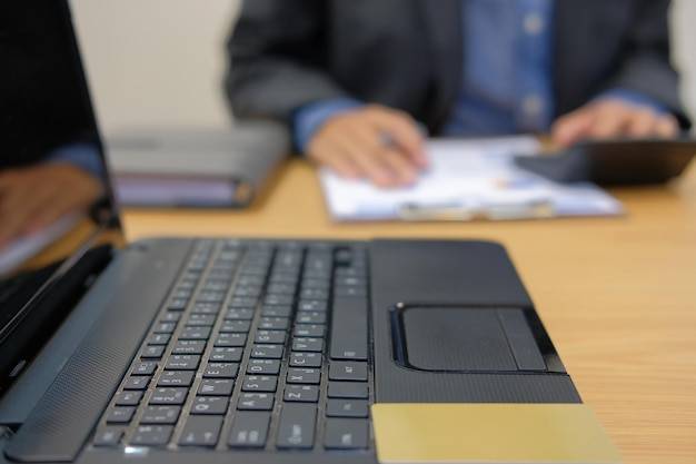 Umowa powierzenia przetwarzania danych osobowych z kim trzeba ją zawrzeć?