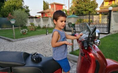 W jakim wieku można wozić dziecko na motorze?