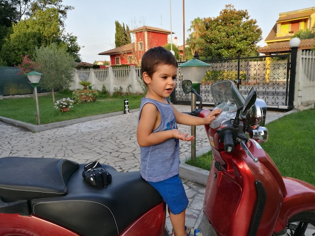 W jakim wieku można wozić dziecko na motorze?