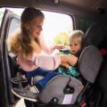 Jak można przewozić dziecko w samochodzie zgodnie z przepisami?