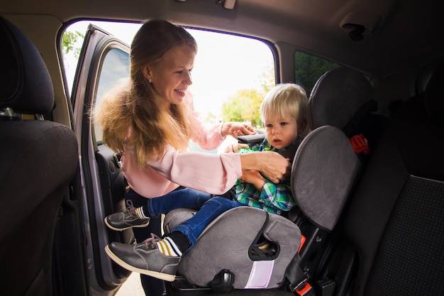 Jak można przewozić dziecko w samochodzie zgodnie z przepisami?