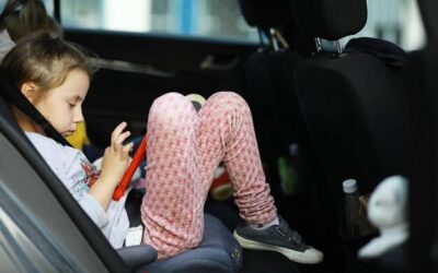 Od kiedy można jeździć bez fotelika i czy warto się spieszyć?
