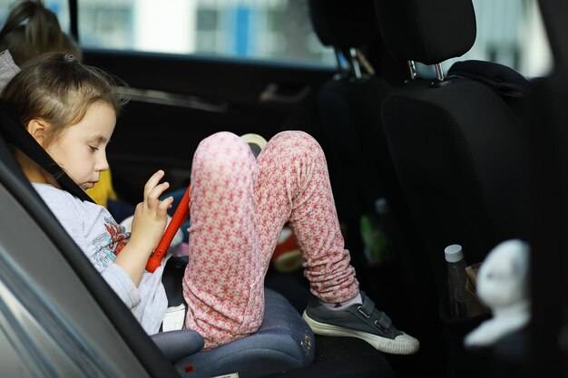 Od kiedy można jeździć bez fotelika i czy warto się spieszyć?