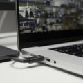 Jak sprawdzić IP kamery w laptopie?