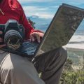 Jak podłączyć kamerę zewnętrzną do laptopa w domu lub biurze?